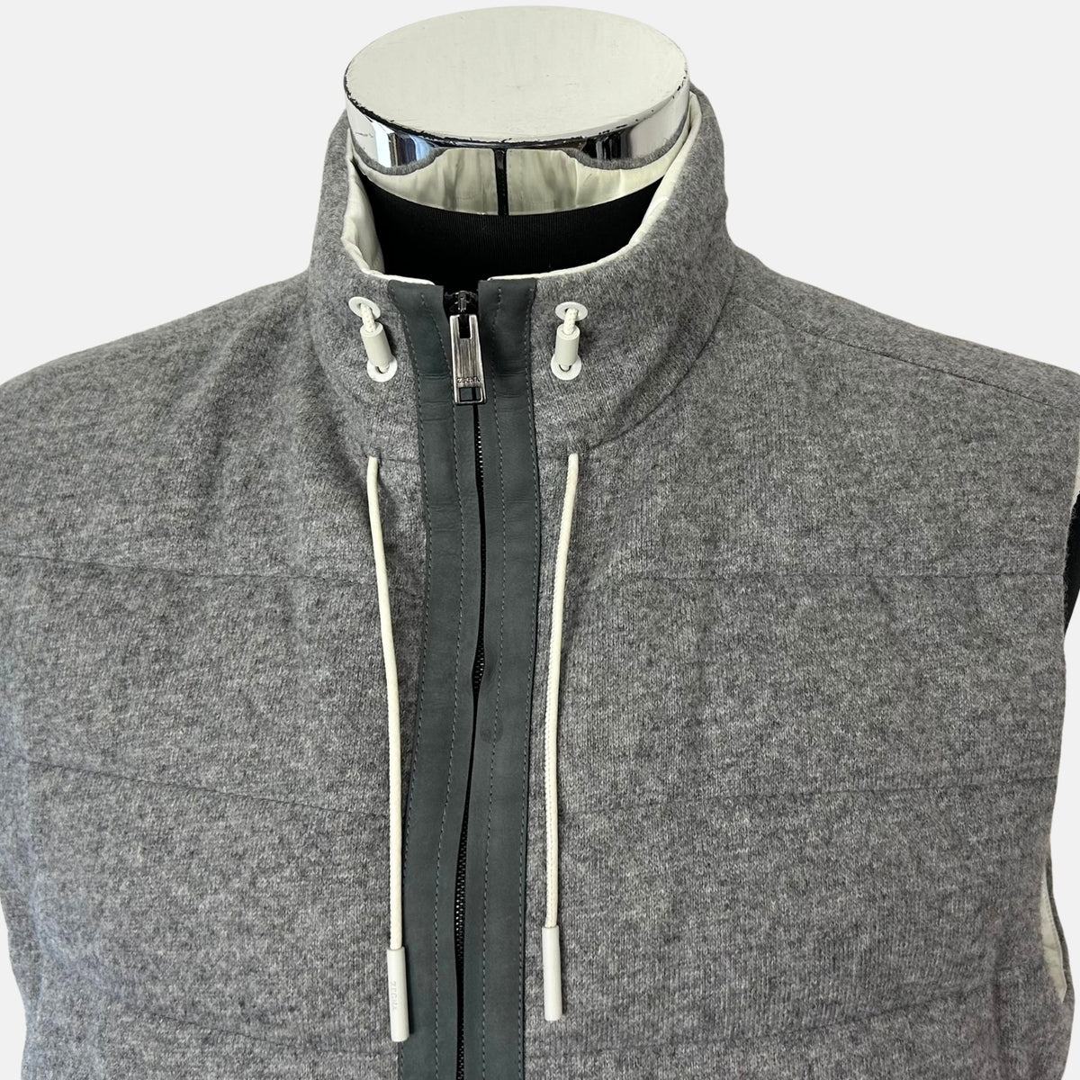 Grey Down Vest made of Cashmere/Leather Details (EU 48)