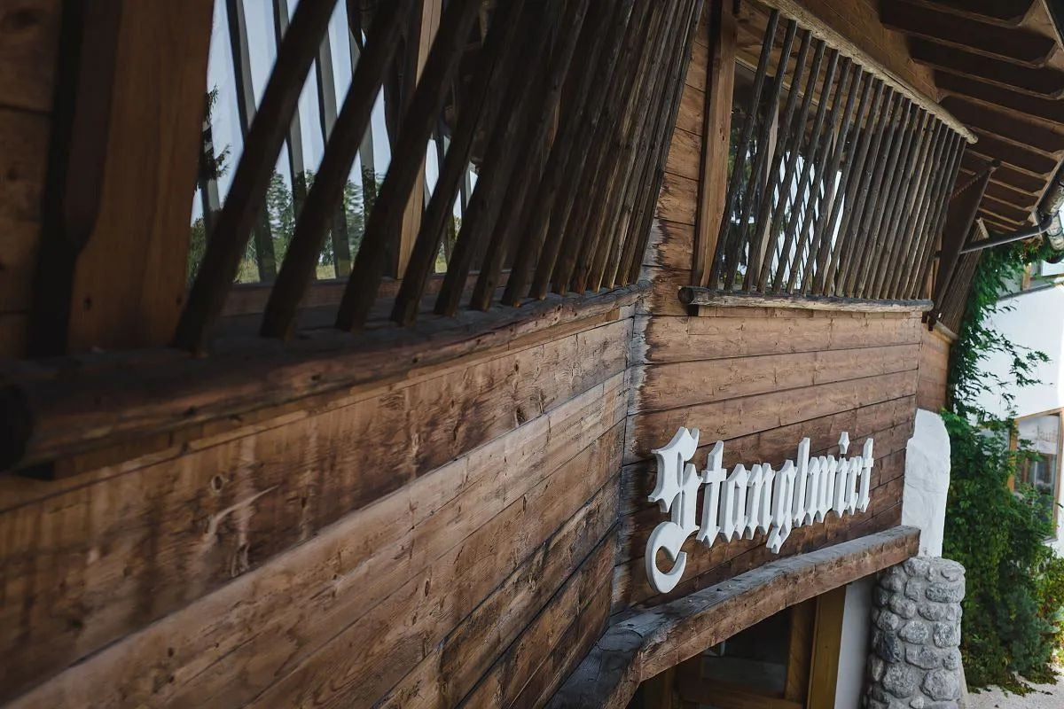 Stanglwirt-Schriftzug an der Holzfassade