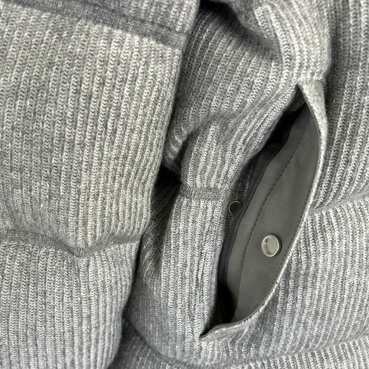 Graue Bomberjacke aus Kaschmir mit Lederdetails (EU 48)
